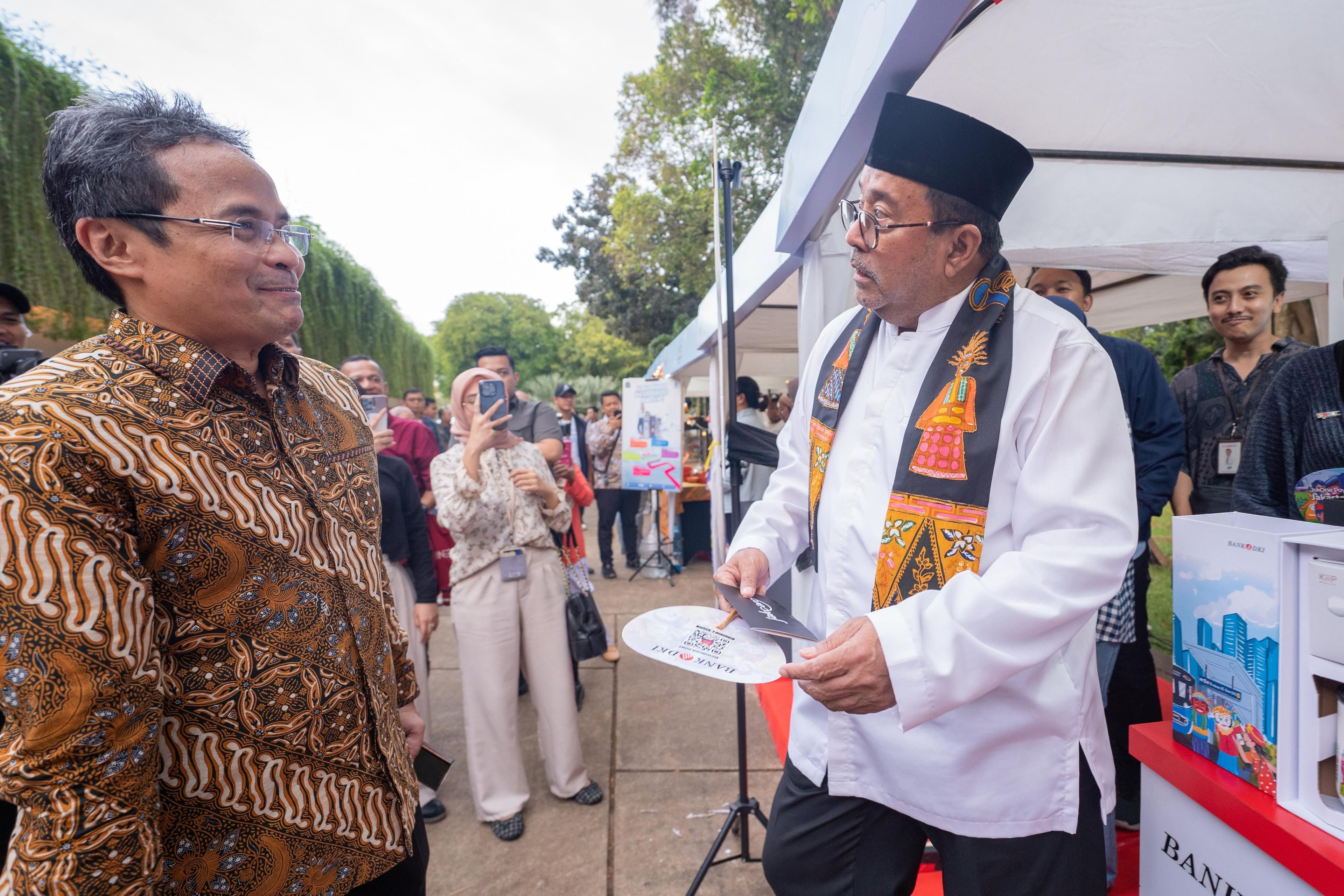 Rano Karno Experienced the Ease of Non-Cash Transactions at the Creative Market with Bank DKI-Ramadan in Jakarta