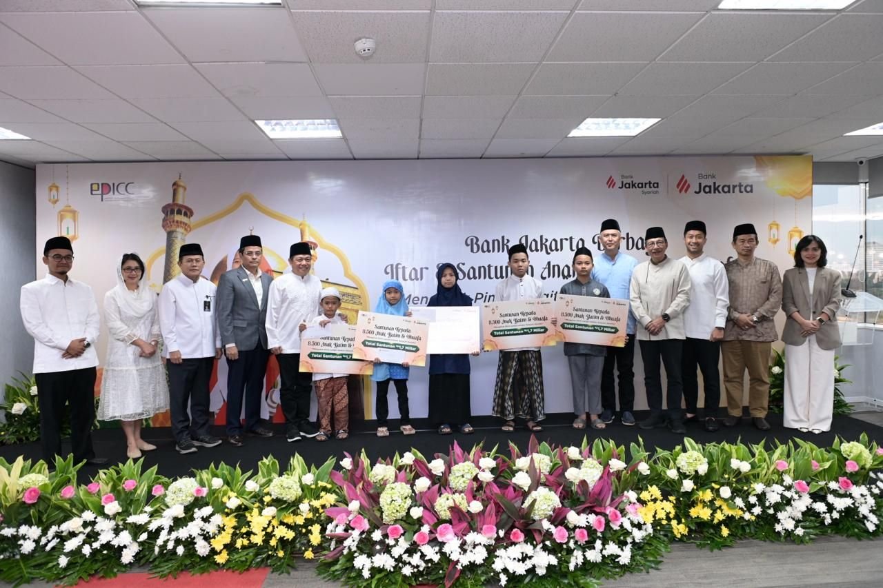 Strengthening Social Care, Bank Jakarta Distributes Compensation to 8,500 Orphans and Poor People