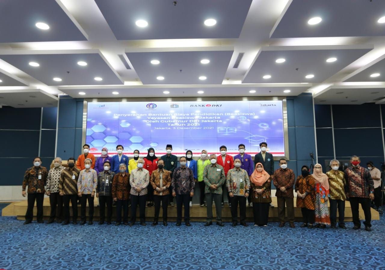 Bank DKI Distributes Educational Scholarships from the Jakarta Scholarship Foundation