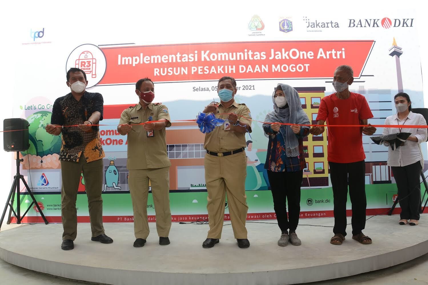 Supporting the Jakarta Waste Awareness Program, Bank DKI Embraces the JakOne Artri Community in Pesakih Flats