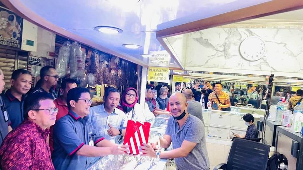 Visiting Kebayoran Lama Market, Bank DKI Invites Traders to Take Advantage of KUR and Bank DKI Digital Services