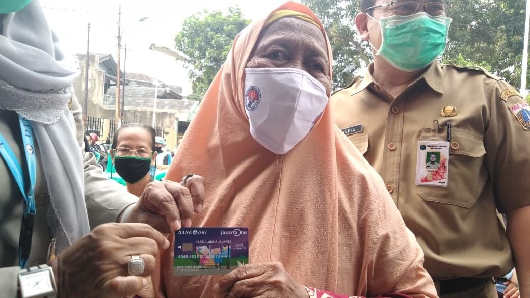 Bank DKI Distributes 42,265 Jakarta Elderly Cards and Disability Cards