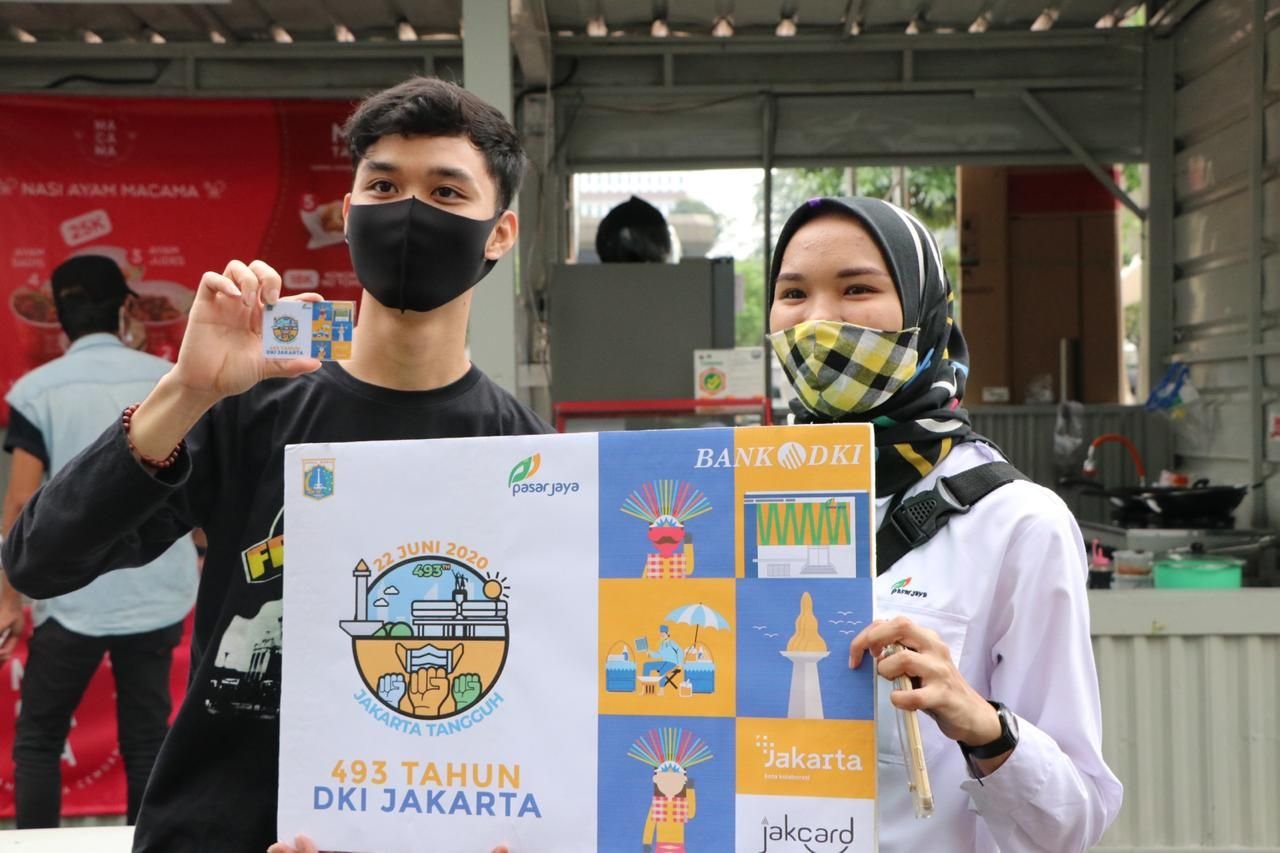 Thamrin 10 visitors show special edition JakCard Bank DKI cards for the 493rd anniversary of DKI Jakarta