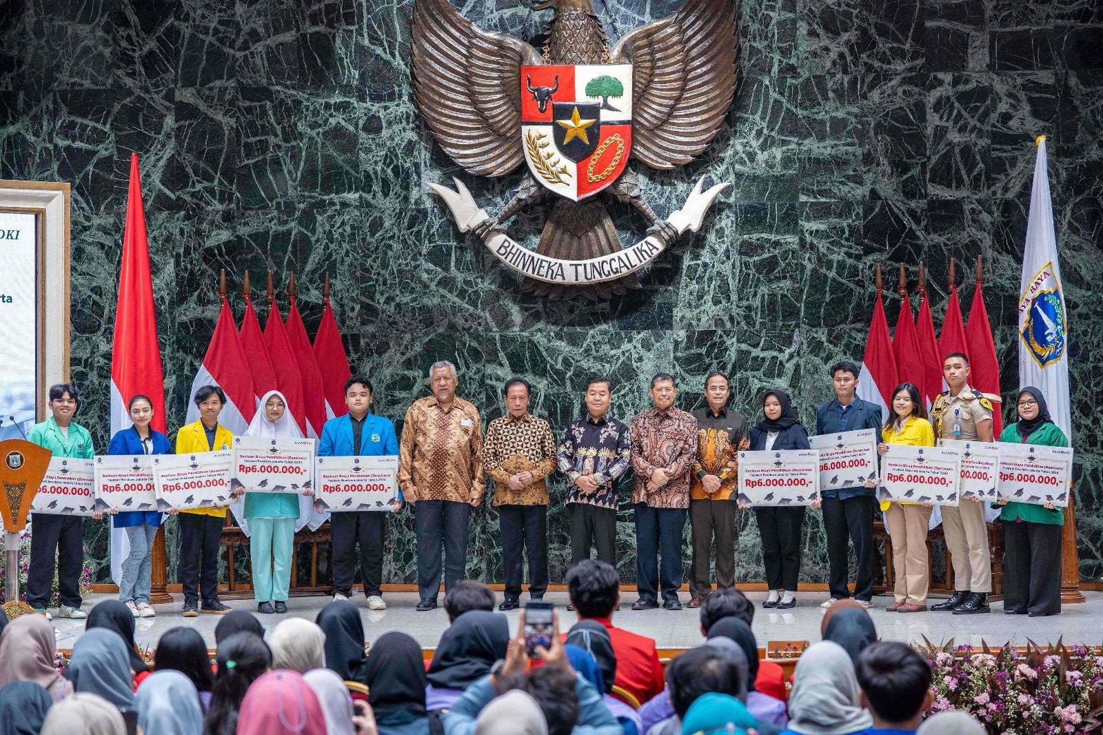 The synergy of the DKI Jakarta Provincial Government, Bank DKI, and the Jakarta Scholarship Foundation Distributes Scholarships for Outstanding Students