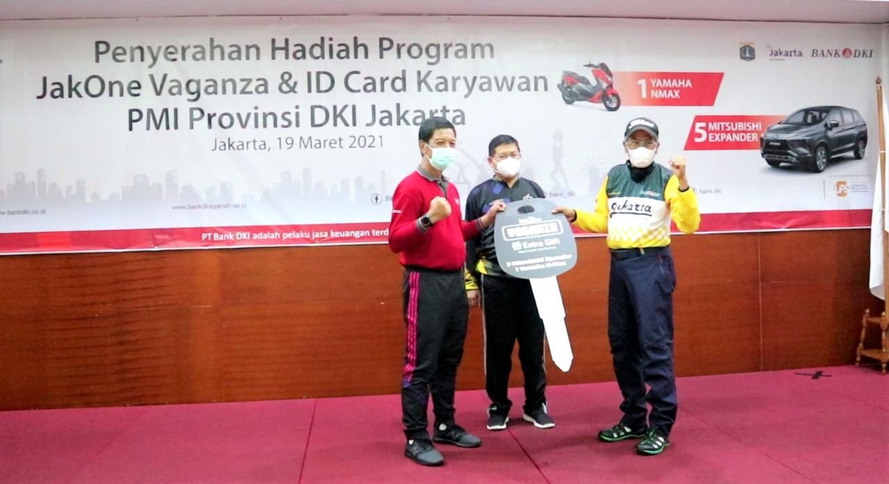 Bank DKI Hands Over JakOne Vaganza Program Prizes to PMI DKI Jakarta Province