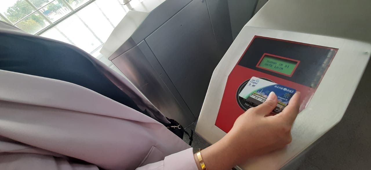 Limiting non-cash transactions on public transportation, JakLingko users can top up their balance with JakOne Mobile