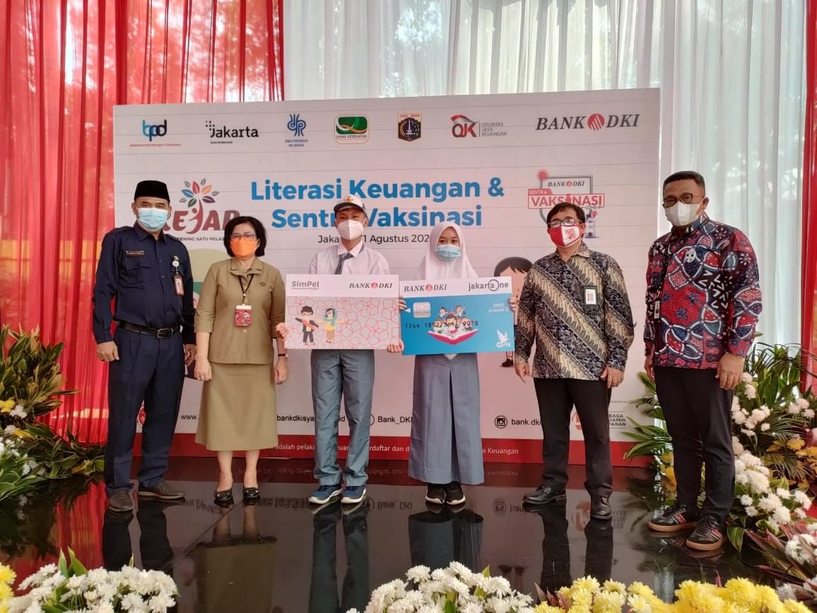 Holding Financial Literacy and Vaccination for Students Collaboration of OJK, DKI Jakarta Provincial Government and Bank DKI for the World of Education