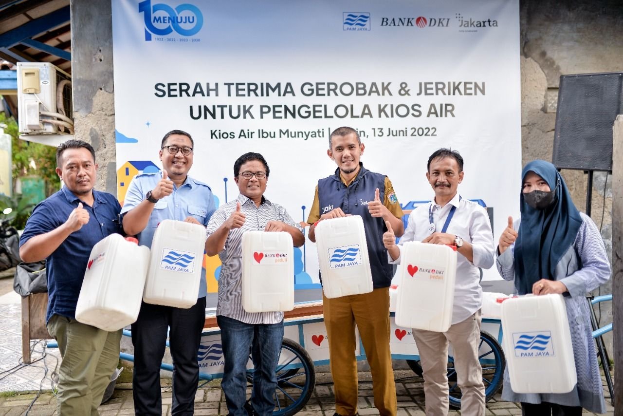 Supporting Accelerated Access to Clean Water, Bank DKI Provides CSR Assistance with 200 Carts and 1,000 Jerry Cans to Semanan Residents