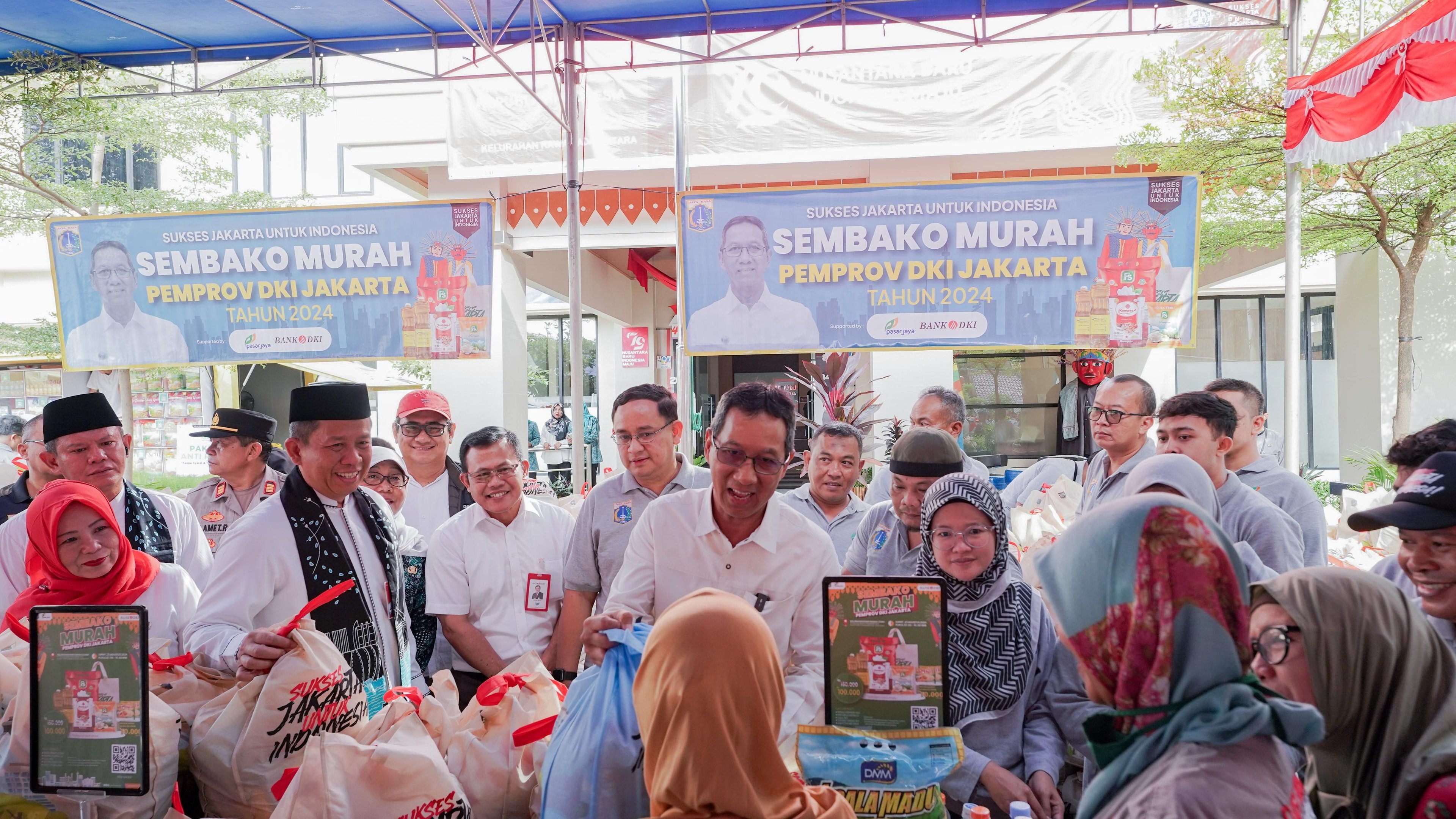 Supporting the Availability of Cheap Food Stuffs, Bank DKI Subsidizes 1,000 Basic Food Packages in Rawa Badak Utara Subdistrict
