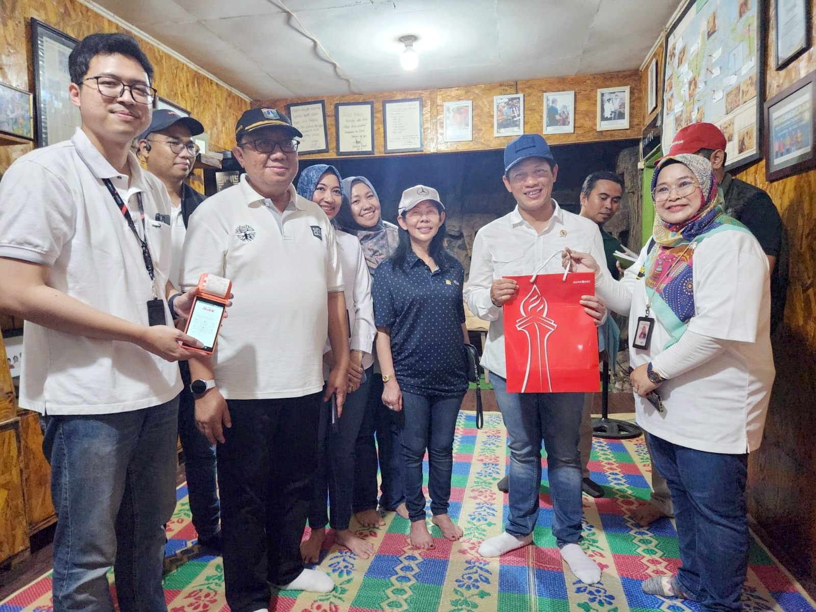 Minister of the Environment Encourages Cashless Waste Bank Transactions with "JakOne Abank" Bank DKI as an Example for BPD-SI