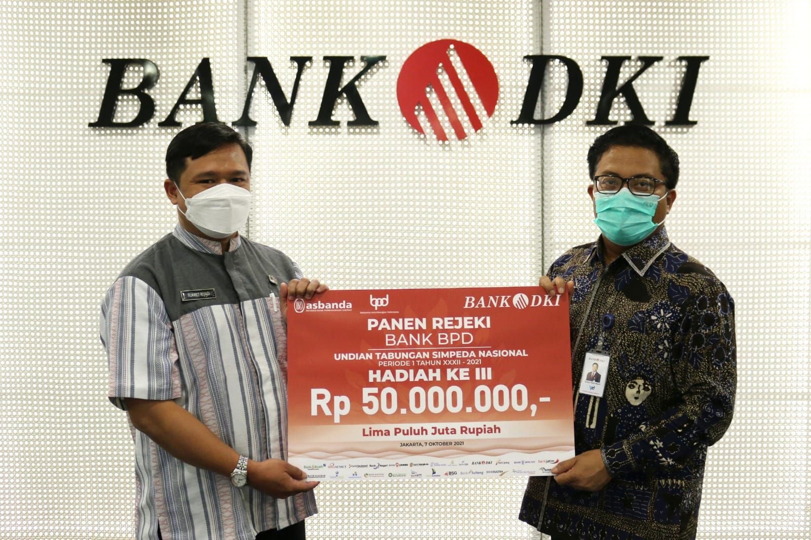 Bank DKI Hands Over Prizes in the Simpeda BPD-SI National Savings Lottery